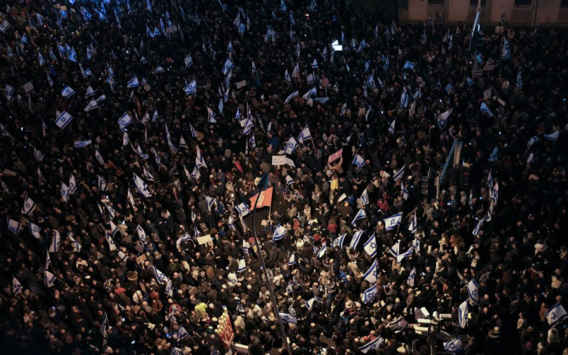 En Israel, decenas de miles de personas se manifestaron contra las reformas judiciales