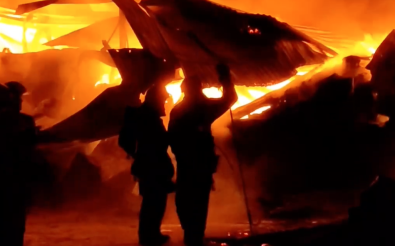 Hace calor de nuevo en Rusia: un almacén en llamas en Krasnoyarsk, un techo se derrumbó (video)