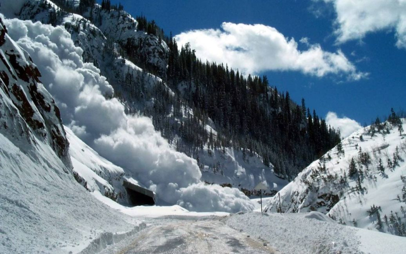Una poderosa avalancha cayó en las montañas de Rusia y derribó un puente (video)