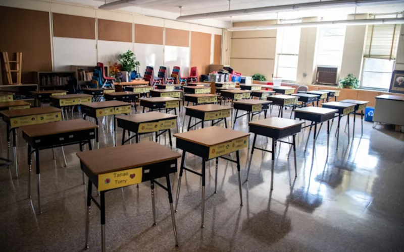 En los EE. UU., un maestro de escuela secundaria fue acusado de tener relaciones sexuales con un estudiante menor de edad