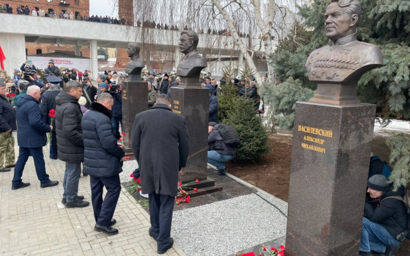 Un busto de su ídolo apareció en Volgogrado antes de la llegada de Putin (foto, video)