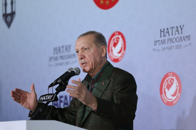 Erdogan en una conversación con Putin lo instó a poner fin de inmediato a la guerra en Ucrania