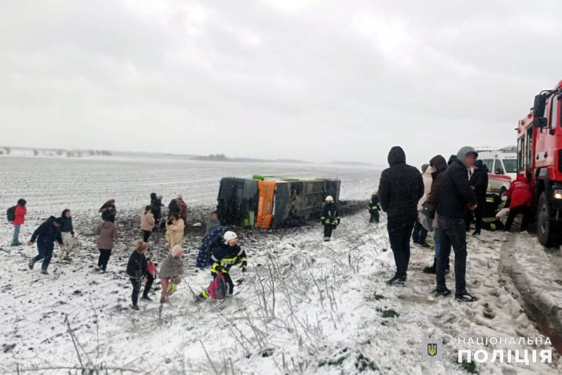 Un autobús con 25 pasajeros volcado en la región de Khmelnitsky