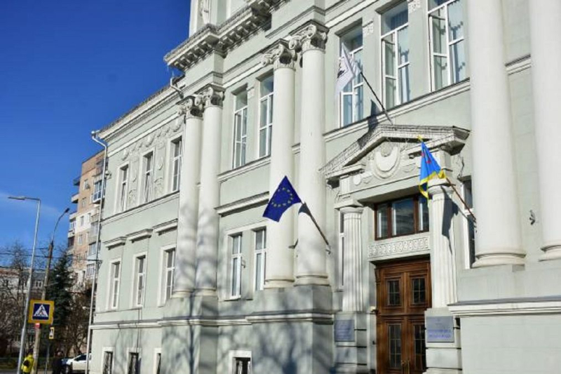 Los diputados fueron llevados para interrogatorios y a las oficinas de registro y alistamiento militar, hubo intentos de interrumpir la sesión, y sobre el alcalde de Chernihiv 