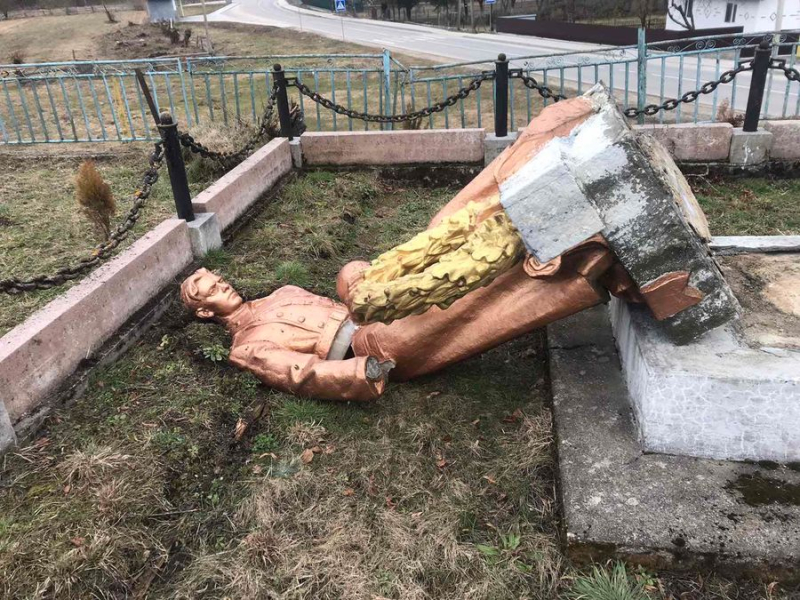 Militares demolieron monumentos soviéticos en las aldeas de la región de Lviv: tomas graciosas