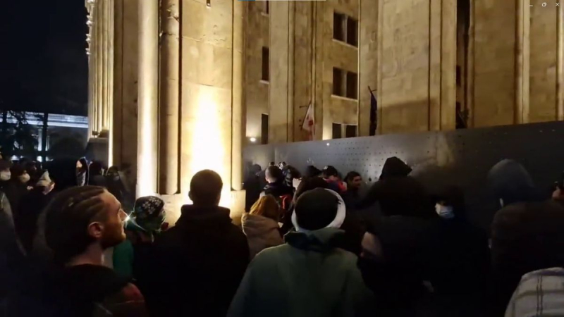 Los manifestantes georgianos asaltan el parlamento