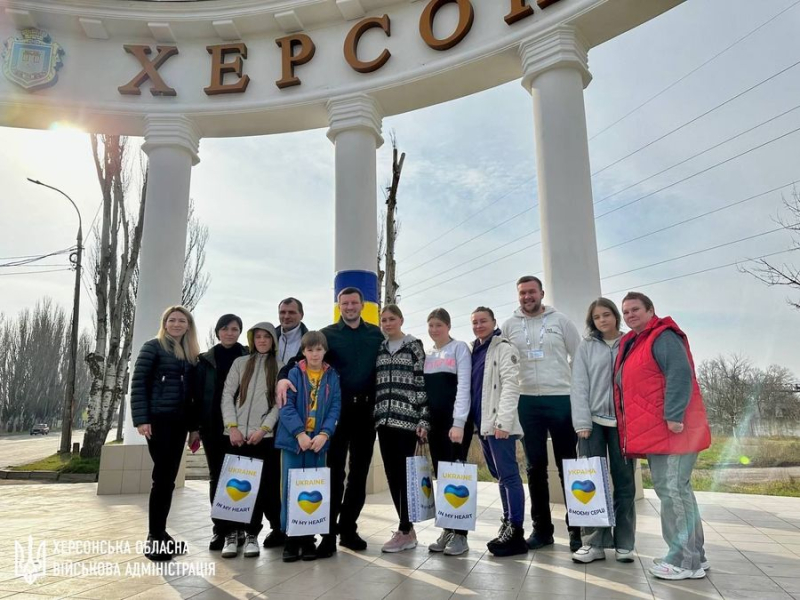 Siete niños fueron devueltos a la región de Kherson, a quienes los ocupantes se llevaron a Evpatoria hace seis meses