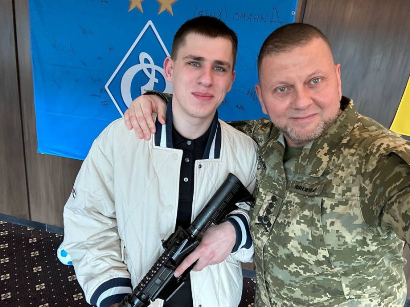 Por valiente defensa contra fuerzas enemigas superiores: el soldado Zubarev recibió un premio de Zaluzhny