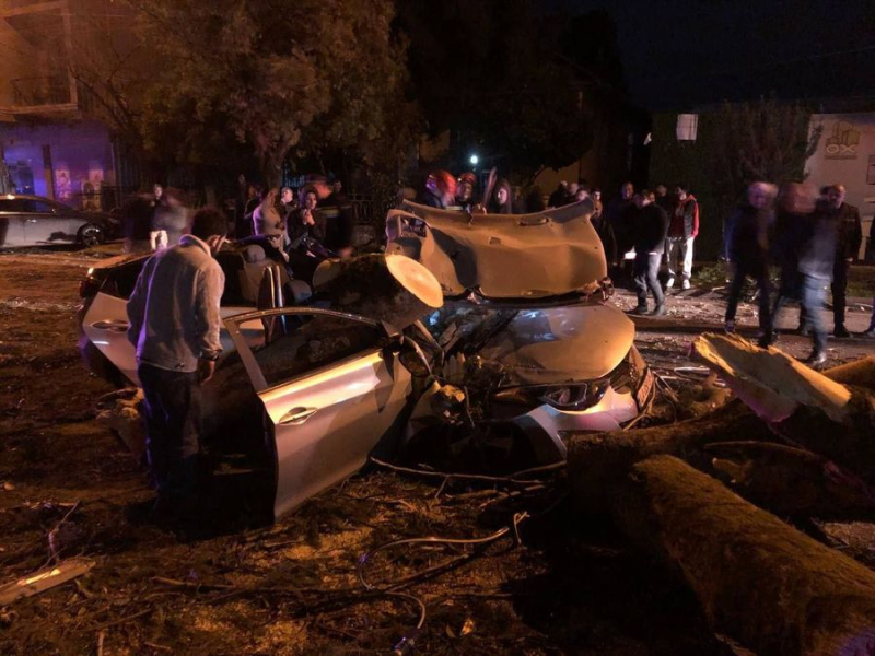 Un fuerte huracán azota Batumi y el Mar Negro: tormenta de 5 puntos : cerca de las ciudades arranca los techos