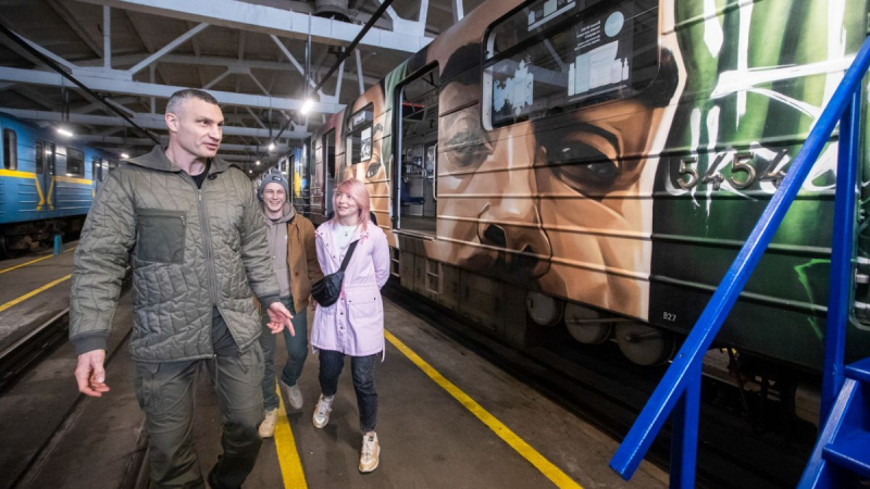 Kyiv Metro lanzó un tren de arte patriótico y recibió ayuda humanitaria, – Klitschko