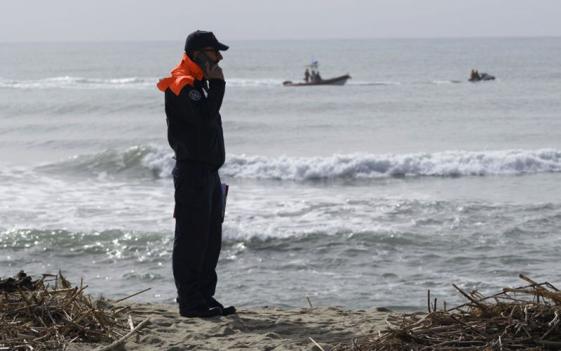 Accidente barcos con inmigrantes en Italia: nuevos detalles de la tragedia Febrero, la policía italiana arrestó a tres personas que se cree que están involucradas en el fatal naufragio. Ahora se busca a un cuarto sospechoso.</p>
<p>Así lo informa Reuters.</p>
<p>Un bote con cientos de migrantes el domingo 26 de febrero se estrelló contra rocas en el sur del país durante una tormenta. Al menos 65 personas murieron, según cifras oficiales. Los rescatistas dijeron que la mayoría de los migrantes procedían de Afganistán, y que también había a bordo ciudadanos de Pakistán, Irán, Somalia y Siria.</p>
<p>El Ministerio de Relaciones Exteriores de Afganistán, encabezado por los talibanes, informó que 80 ciudadanos de Afganistán murieron a consecuencia del naufragio. También hay niños entre ellos. Los familiares de las víctimas llegaron a la ciudad de Crotone para encontrar a sus seres queridos.</p>
<p>Anteriormente, informamos que se encontró un camión con 18 inmigrantes muertos en Bulgaria. Más de cincuenta personas fueron metidas en el coche, “como en una lata”, murieron por falta de oxígeno, dijeron los agentes del orden.</p>
<p><u><strong>Lea también:</strong ></u>< /p> </p>
<h4>Temas relacionados:</h4>
<!-- AddThis Advanced Settings above via filter on the_content --><!-- AddThis Advanced Settings below via filter on the_content --><!-- AddThis Advanced Settings generic via filter on the_content --><!-- AddThis Related Posts below via filter on the_content --><div class=