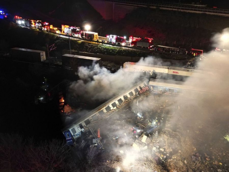 Colisión de trenes en Grecia retrasa la renuncia del jefe de estación y el ministro