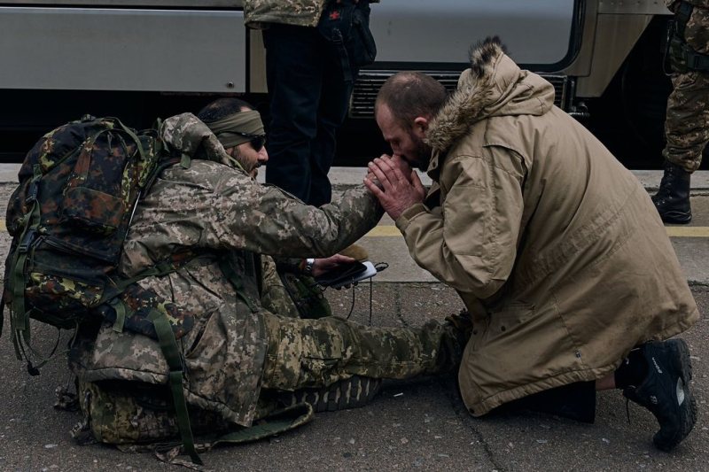 Un civil besa las manos de un soldado desconocido en la estación de tren de Kramatorsk: foto conmovedora