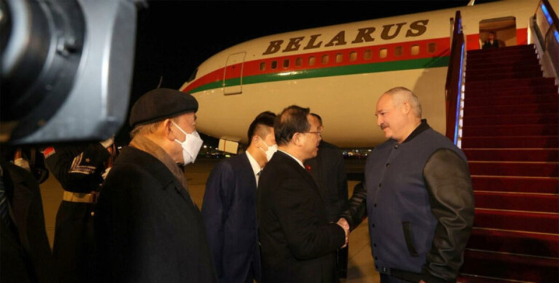 Stirlitz estuvo cerca del fracaso: Lukashenka llegó a China en un avión estadounidense