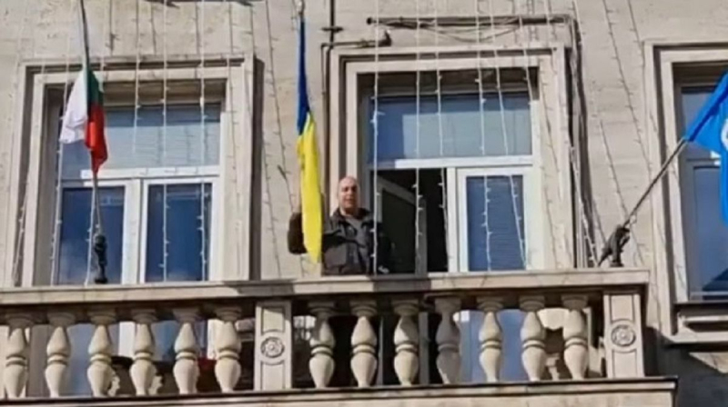En Bulgaria, un político arrojó la bandera de Ucrania desde el ayuntamiento con vítores y lo llamó un trapo