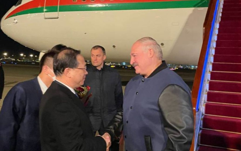 Va a salir de la trampa: el experto explicó por qué Lukashenka visita China