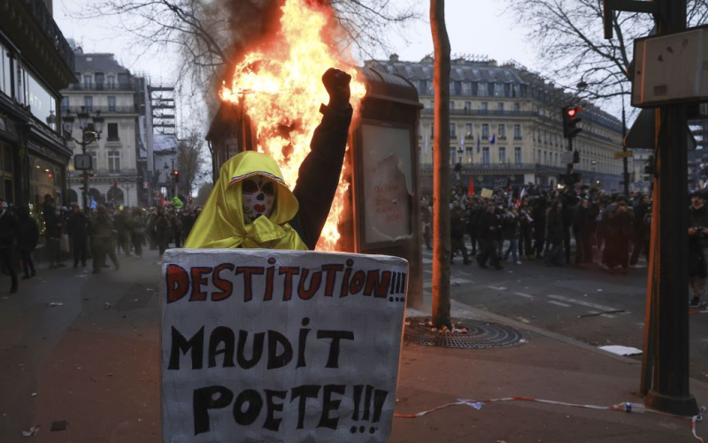 Los franceses en Burdeos prendieron fuego a la oficina del alcalde durante las protestas contra las pensiones: video