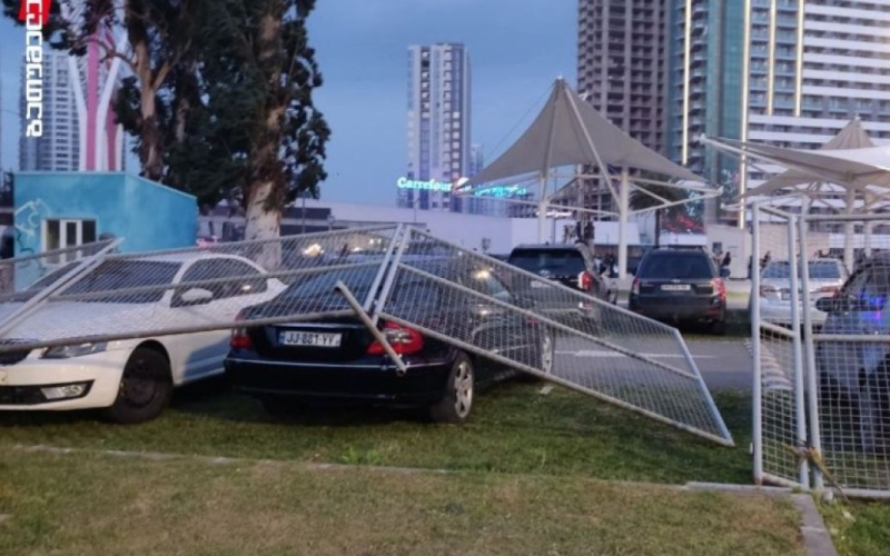 Los techos de los edificios de gran altura vuelan: el huracán más poderoso golpeó Batumi (foto)