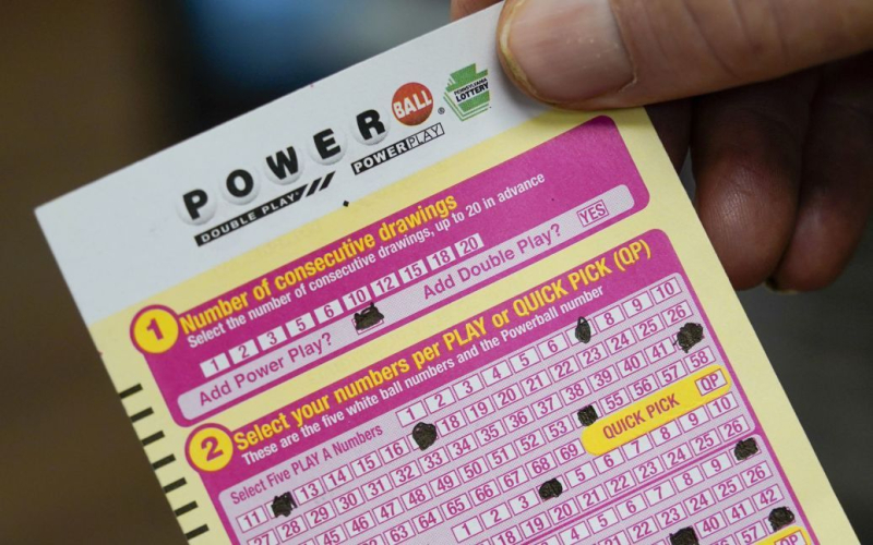 Un hombre se detuvo a desayunar y ganó $50,000 en la lotería