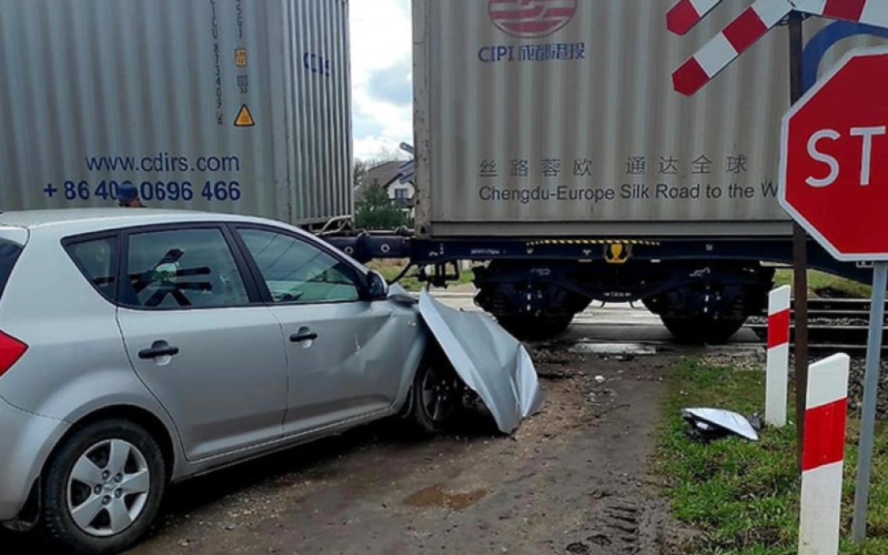 Hombre conducía un coche justo debajo del tren: cómo acabó todo