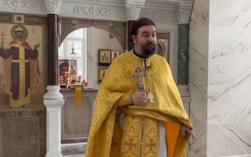 Escándalo el sacerdote de la Iglesia Ortodoxa Rusa instó a los ocupantes a cargar 