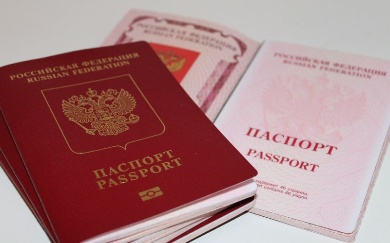 Los pasaportes se toman de los funcionarios rusos