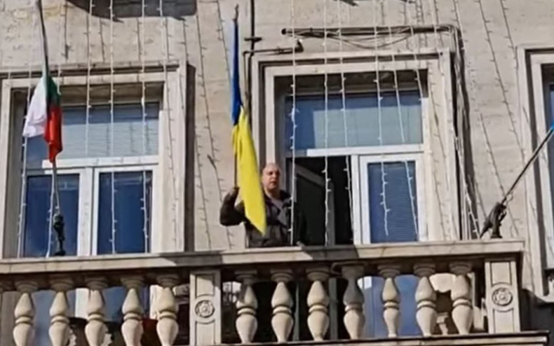 En Bulgaria, un político arrojó la bandera de Ucrania desde el balcón de la oficina del alcalde de la capital: video