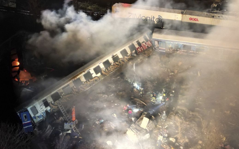 Trenes de pasajeros y de carga chocaron en Grecia: hay muertos y heridos