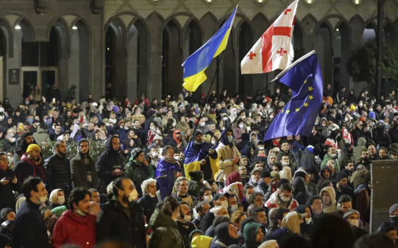 En Georgia, los manifestantes rompieron las ventanas del parlamento, las fuerzas de seguridad usaron cañones de agua: video