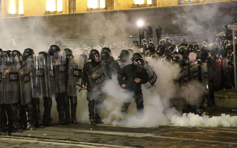 Un voluntario que luchó por Ucrania fue arrestado en Georgia durante las protestas