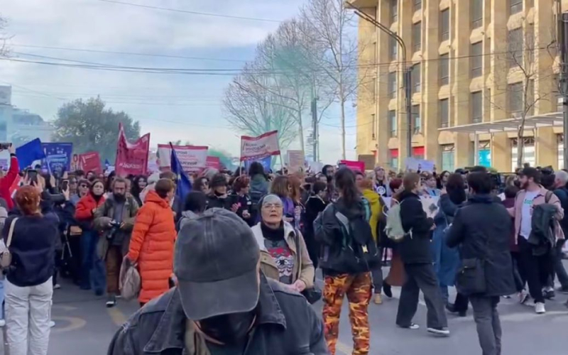 Se han reanudado las protestas en Georgia: los manifestantes vuelven al parlamento (vídeo)