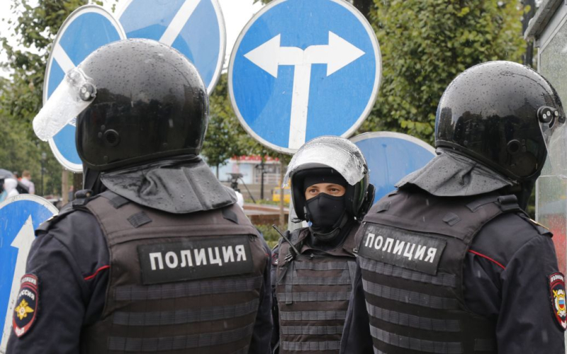 En ruso Ingushetia Personas desconocidas dispararon contra un puesto de policía (video)