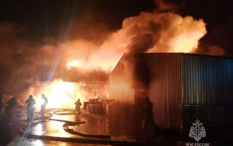 En ruso Omsk un gran almacén con plástico se incendió