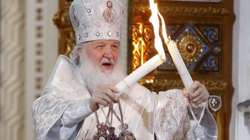 Putin no es el único que teme por su vida: el patriarca Kirill estaba custodiado por 6 guardias en el servicio de Pascua