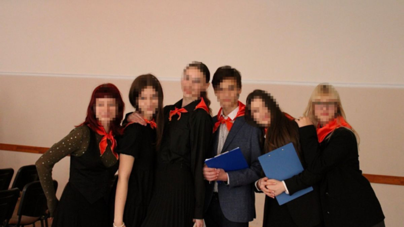 Escándalo en Kiev: escolares actuaron con un uniforme similar al pionero