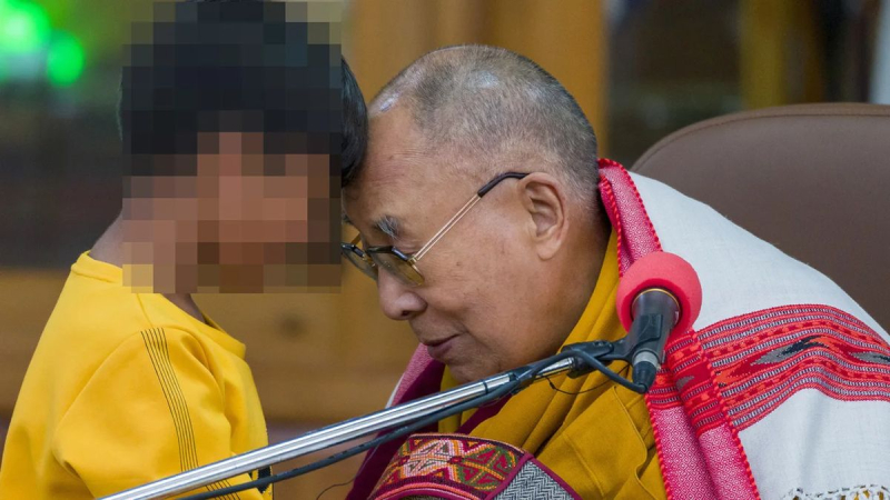 El Dalai Lama besó al niño y dijo lengua de yoga: acabar con el escándalo