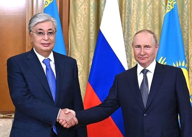 Tokayev envió a Rusia tras el buque de guerra: lo que ha cambiado en la política exterior de Kazajstán