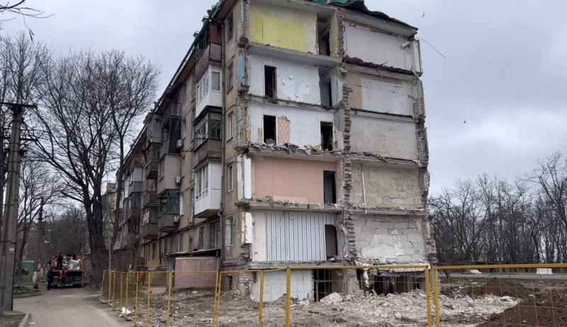 Los invasores demuelen la estación de tren y las casas cercanas en Mariupol: por qué lo necesitan