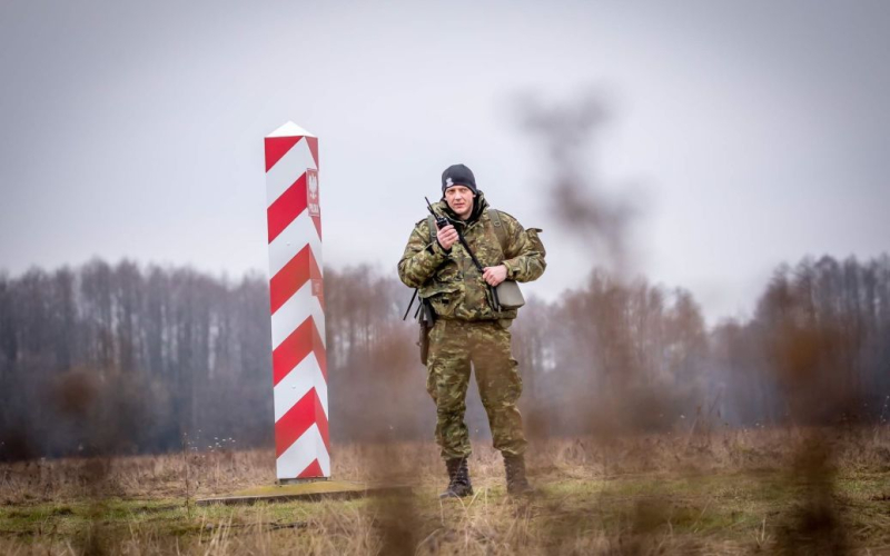 Migrantes agresivos de Bielorrusia atacados Guardias fronterizos polacos