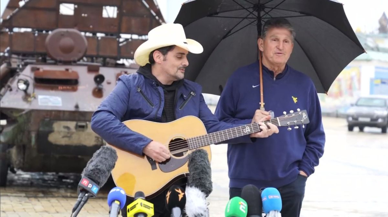 Música country en el contexto de la tecnología rusa quemada: los senadores estadounidenses organizaron un 'concierto' en Kiev 