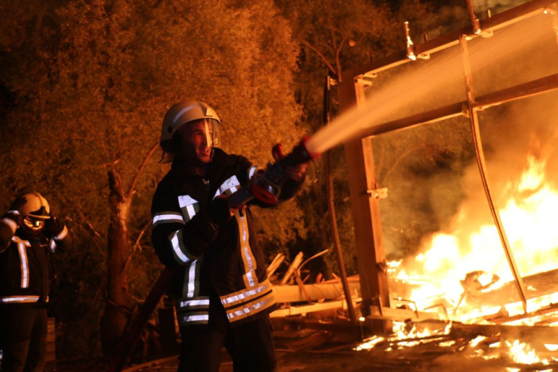 El enemigo golpeó la región de Chernihiv con bombas aéreas: los edificios residenciales están en llamas