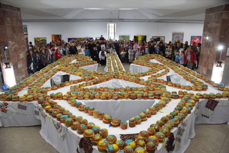 Un nuevo récord: el tridente más grande de Ucrania se creó en Lviv con 1000 pasteles de Pascua