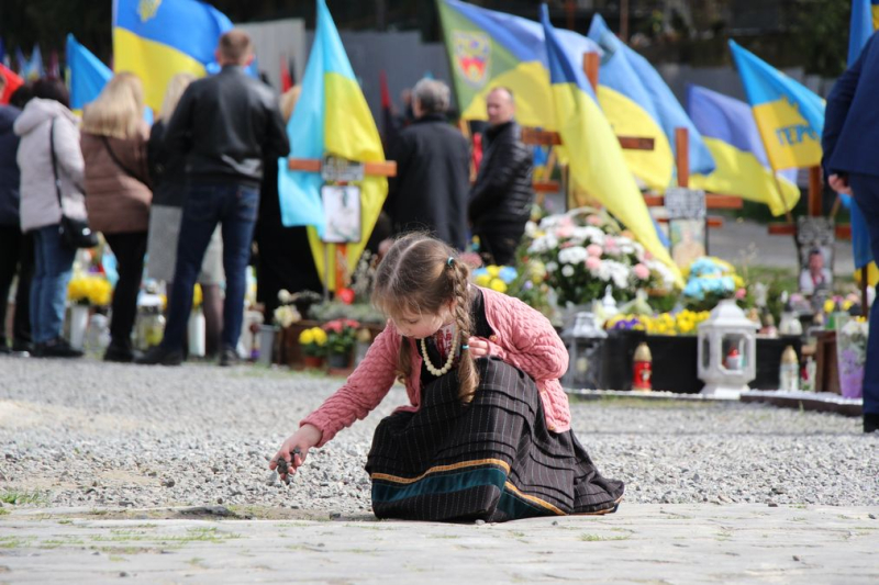 En Semana Santa – a los suyos: cómo los familiares de los Héroes caídos pasaron un día brillante en el Campo de Marte en Lviv