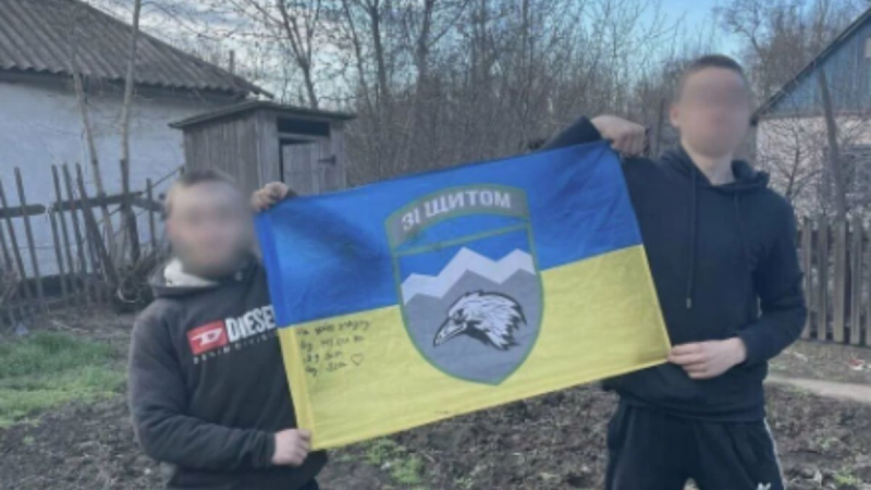 En Mariupol, los invasores detuvieron a adolescentes que tenían la bandera de Ucrania en casa