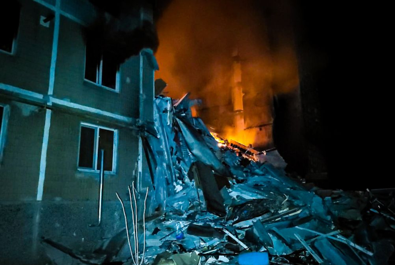 Enemigo golpea edificio de gran altura en Ugledar: terribles imágenes de destrucción