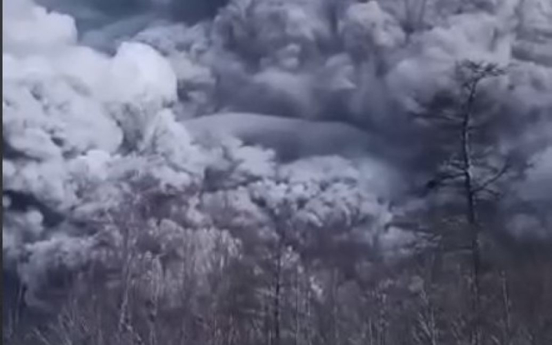 Una nube negra de ceniza ha cubierto Kamchatka: una erupción volcánica ha comenzado en Rusia (video)