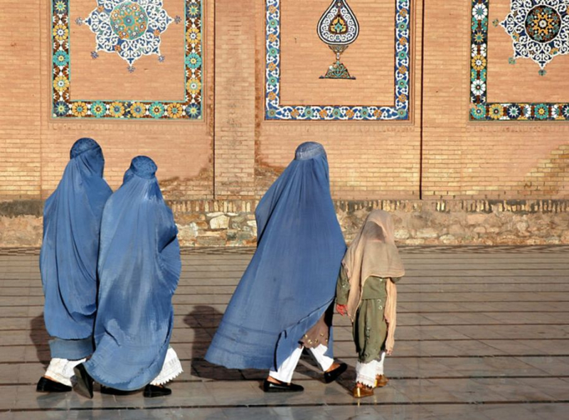 Irán instalará cámaras en lugares públicos para buscar mujeres sin hijabs