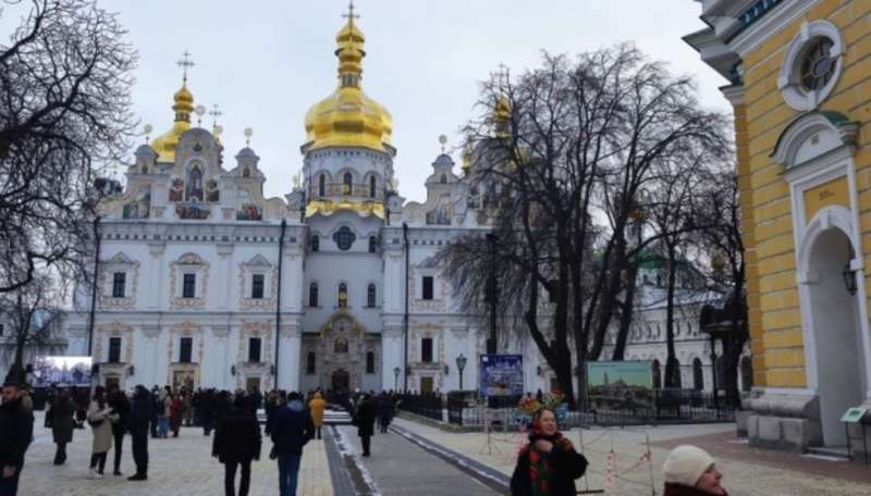 "Mercedes en las Fuerzas Armadas de Ucrania": activistas reunidos de nuevo cerca de Lavra, el monjes de la UOC-MP intentan gritarlos 