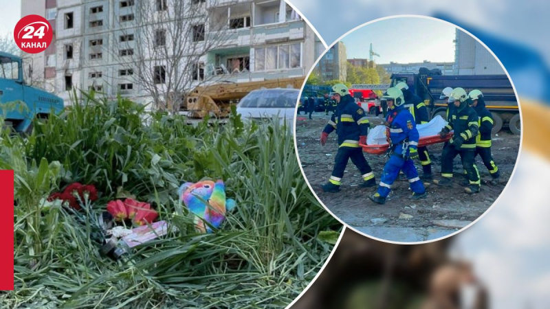 Flores, postales y juguetes: la gente crea un memorial espontáneo en el lugar del ataque terrorista en Uman