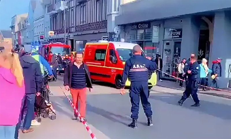Auto choca contra multitud en festival en Francia: muchos heridos